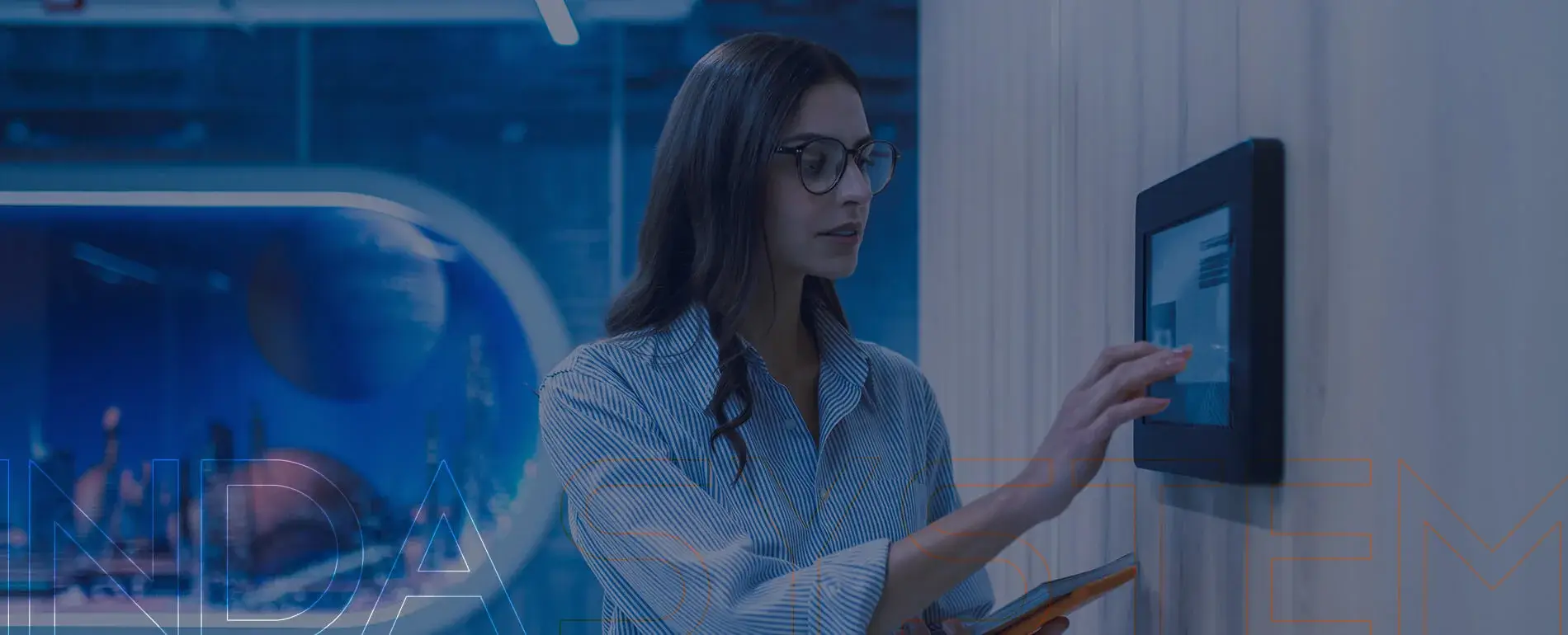 Profissional utilizando painel de controle de acesso