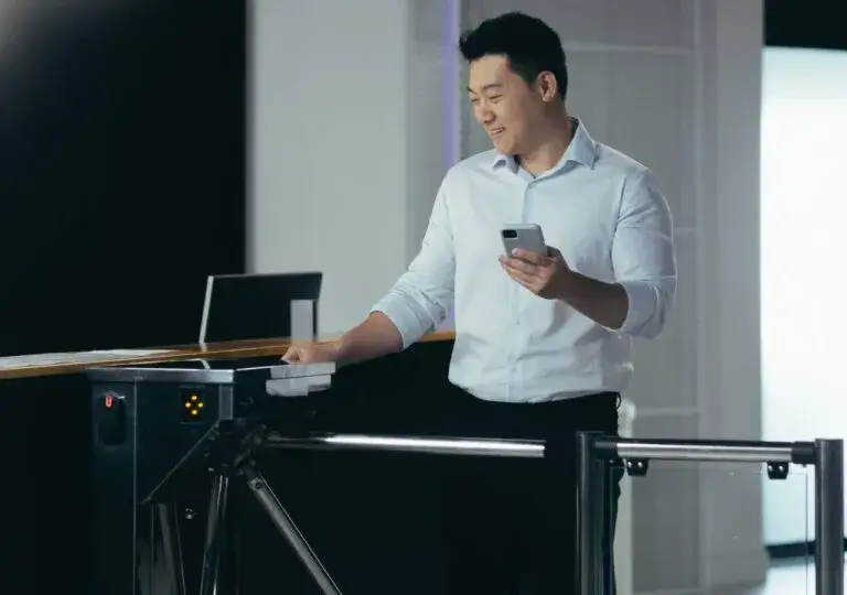 Pessoa acessando catraca de controle de acesso